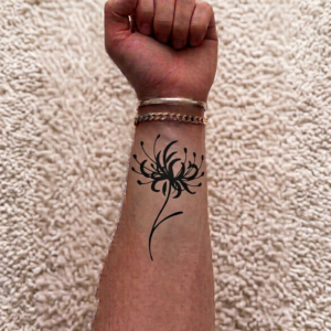 Tattouage fleur Naruto Higanbana Licorys rouge