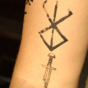 Tatouage emblème Berserk traits droit