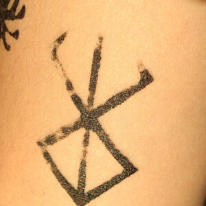 Tatouage emblème Berserk traits droit