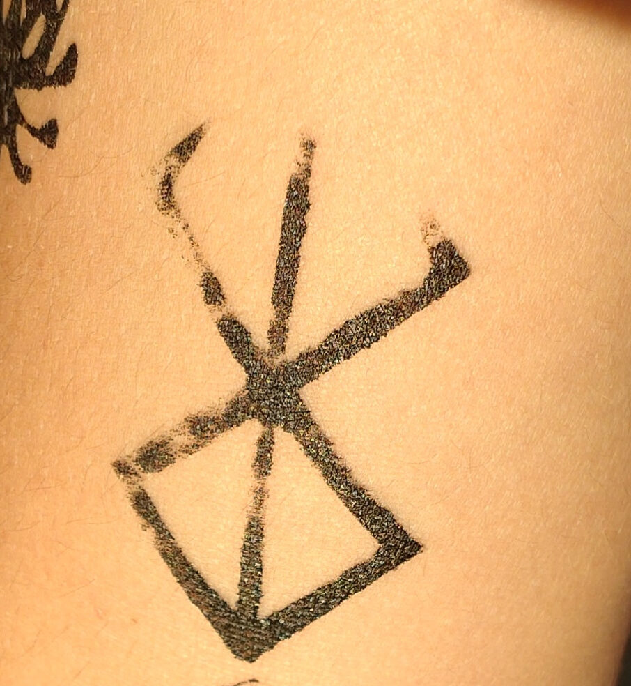 Tatouage emblème Berserk traits droit